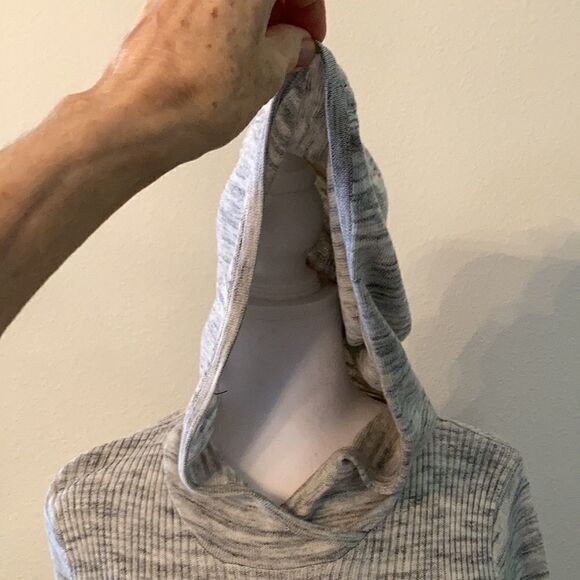 Dakini NWOT szXS heathered grey LS hoodie w/ front pockets & thumb hole sleeves - Picture 5 of 13